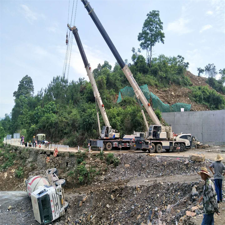 高坪汽车掉沟里叫吊车救援要多少钱